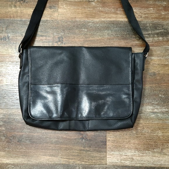 NWOT URBAN RENEWAL USHER BLACK FAUX LEATHER MESSENGER BAG 19" X 13" - Picture 3 of 10